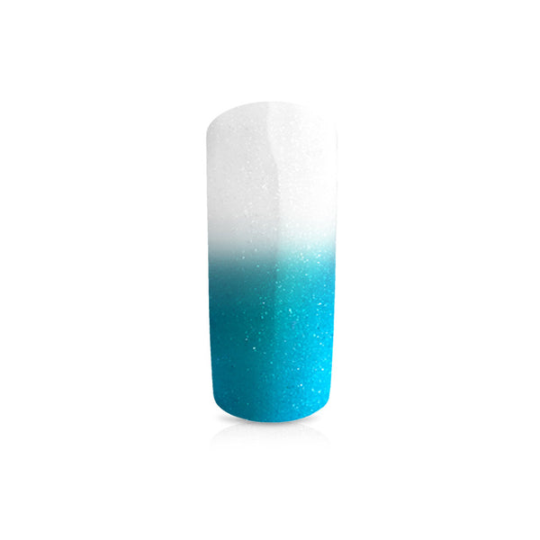 Foto di unghia dipinta con Smalto Termico UV/LED semipermanente colore Turchese-Bianco Metal con sfondo bianco, marchio SNC Super Nail Center