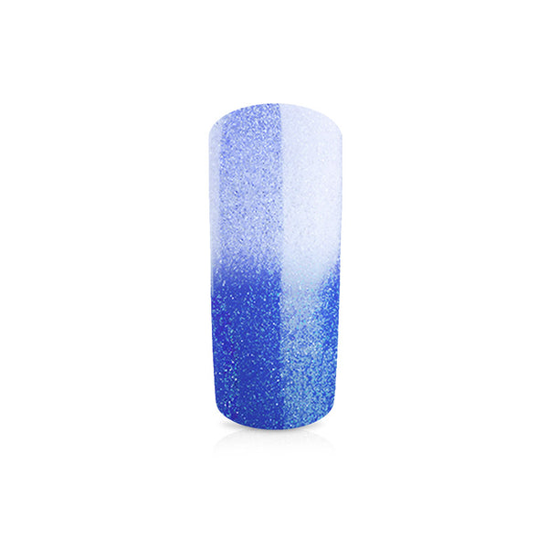 Foto di unghia dipinta con Smalto Termico UV /LED semipermanente colore Blu-Azzurro Metal con sfondo bianco, marchio SNC Super Nail Center