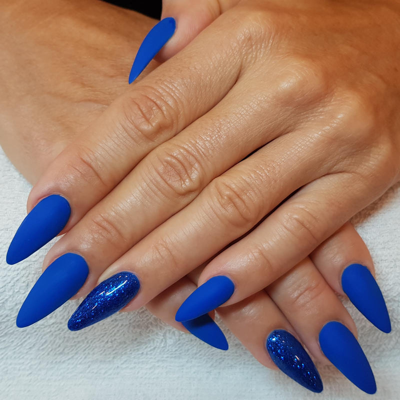Foto di mani con unghie colorate di blu e top finish matt effetto velluto marchio SNC Super Nail Center
