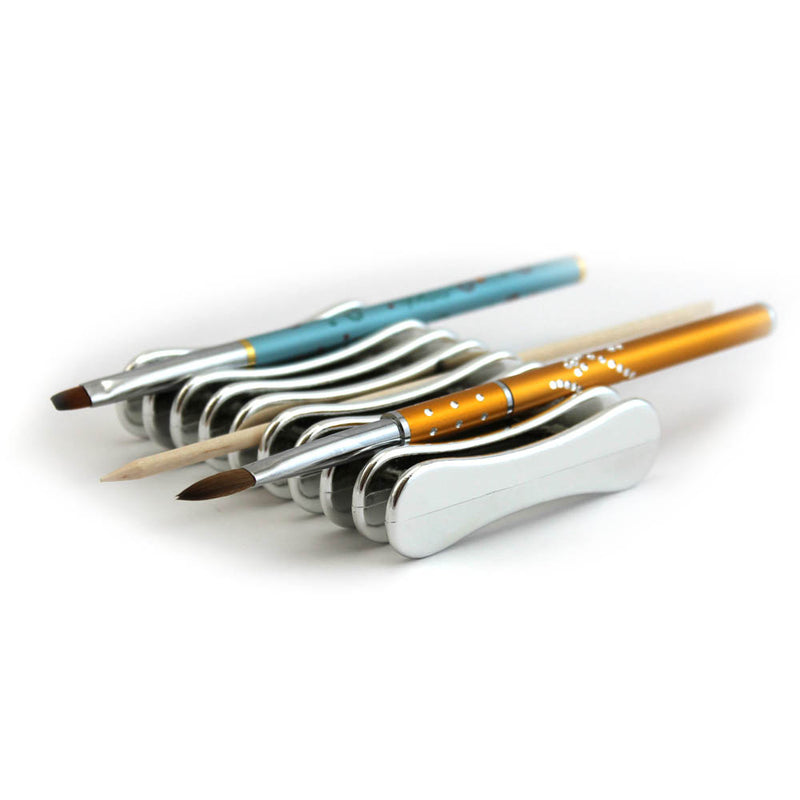 Foto di porta pennelli con pennelli e sfondo bianco, marchio SNC Super Nail Center
