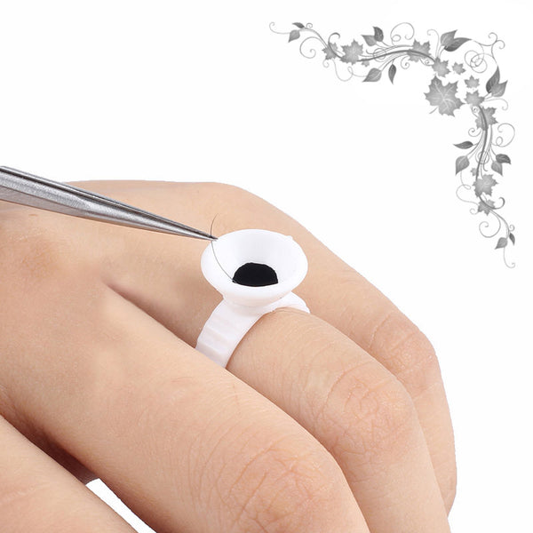 Foto di mano con anello per colla con sfondo bianco, marchio My Lash Pro e SNC Super Nail Center